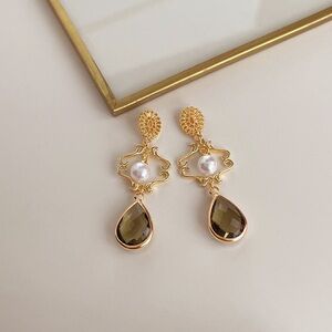 Vintage Antique Style Earrings With Silver Needle